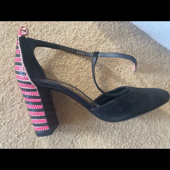 COPY - Ferragamo suede T-strap Pumps - Picture 3 of 6